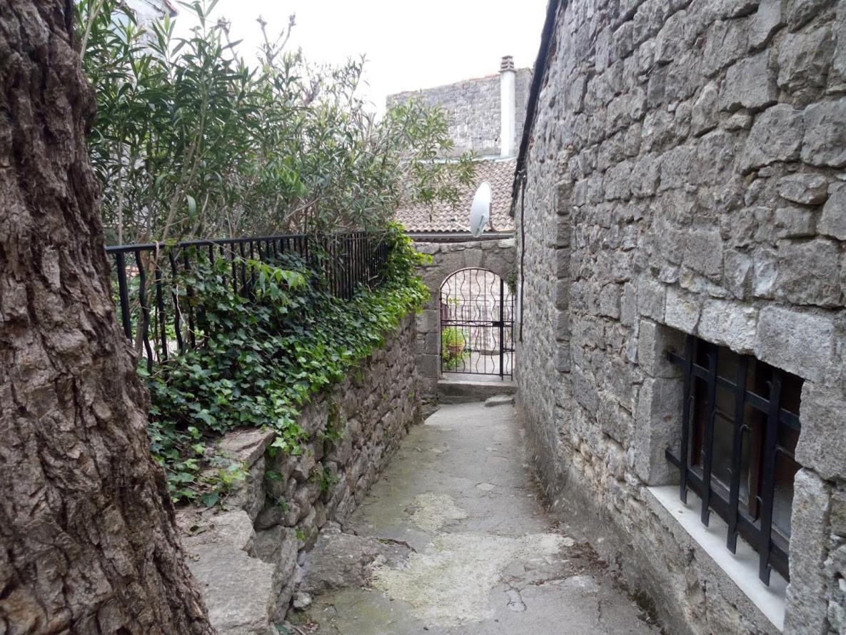 בלאזוק Maison Pierre Et Voute Au Coeur Du Village מראה חיצוני תמונה